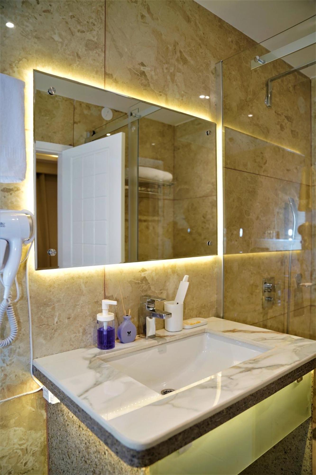 Hotel Essence Grandeur Guwahati Esterno foto