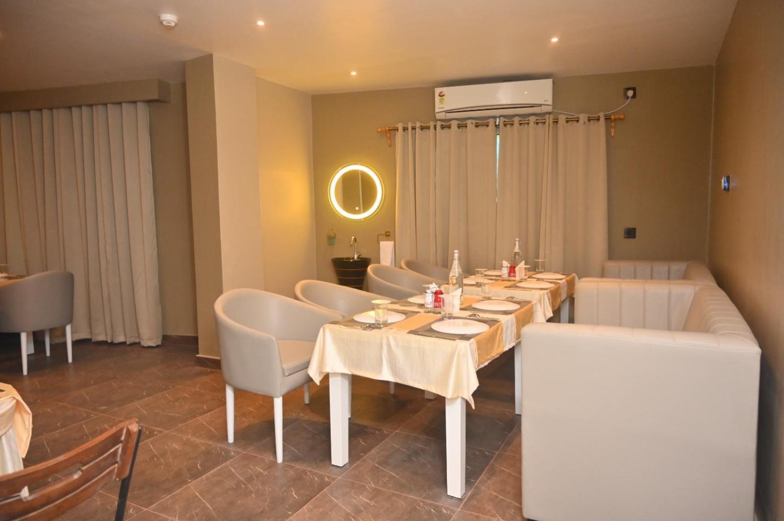Hotel Essence Grandeur Guwahati Esterno foto